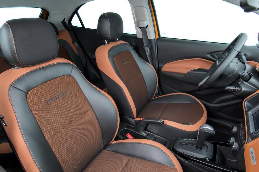 Интерьер Chevrolet Onix Activ 2016 года  (фото 24 из 44)